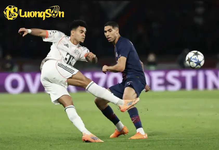 Diaz nhanh chóng giúp Bayern vươn lên dẫn trước với cú đúp đẳng cấp.